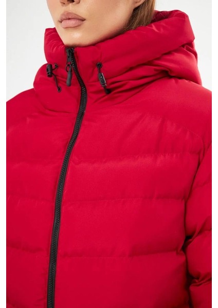 İçi Astarlı Su ve Rüzgar Geçirmez Cepli Kapüşonlu Kadın Mont