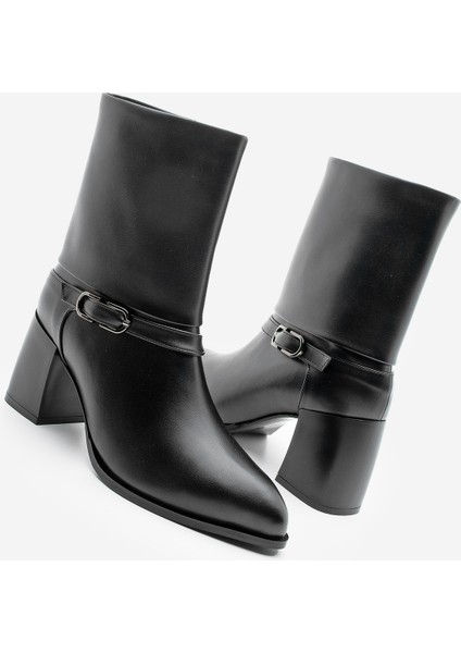Potinonline K946 Kadın Sivri Burun Kemer Detaylı Kalın Topuklu Bot