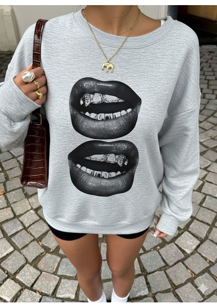 Kadın Gri Oversize Sweatshirt – Baskılı Dudak Desenli, Sokak Stili, Rahat Kesim