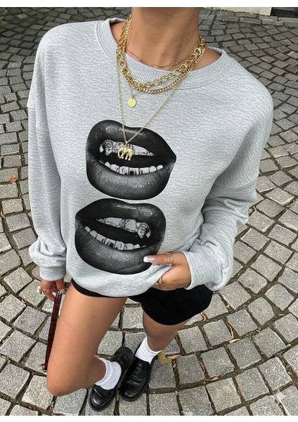 Kadın Gri Oversize Sweatshirt – Baskılı Dudak Desenli, Sokak Stili, Rahat Kesim fiyatları