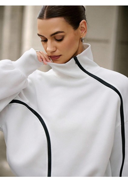 Beyaz Kadın Yüksek Yaka Komple Fermuarlı Sweatshirt – Spor ve Günlük Şık Oversize Model