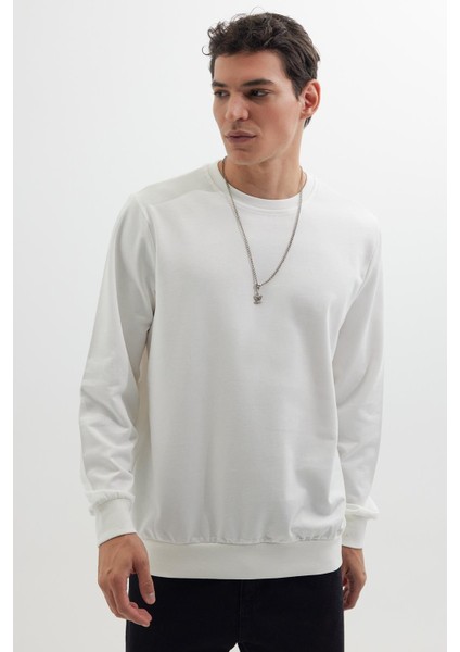 Erkek Relax Fit Rahat Kesim %100 Pamuk 2 Iplik Bisiklet Yaka Beyaz Sweatshirt indirimleri