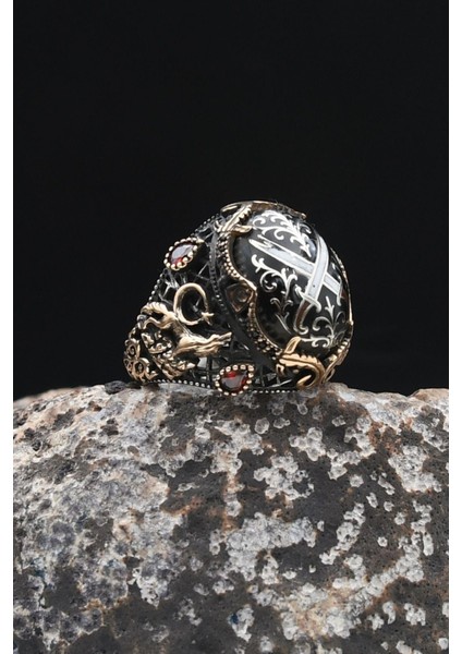 Ay Yıldızlı ve Kurt Figürlü ve Hz. Ali'nin Kılıcı Zülfikar Sıkma Kehribar Taşlı 925 Ayar Gümüş Erkek Yüzük 902328 fiyatları