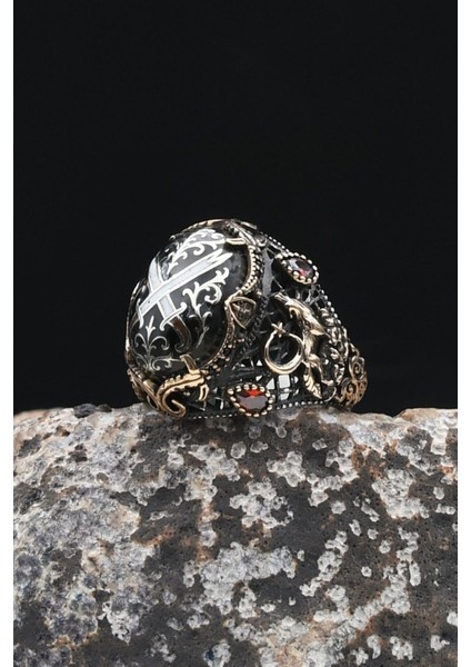 Ay Yıldızlı ve Kurt Figürlü ve Hz. Ali'nin Kılıcı Zülfikar Sıkma Kehribar Taşlı 925 Ayar Gümüş Erkek Yüzük 902328 indirimleri