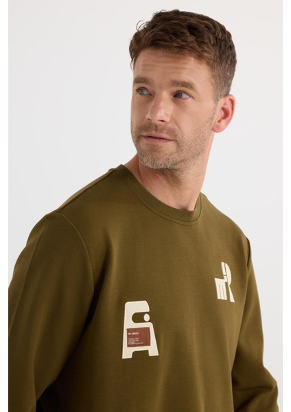 Erkek Relax Fit Rahat Kesim Pamuklu Lastikli Kol Bisiklet Yaka Baskılı Haki Sweatshirt fiyatları