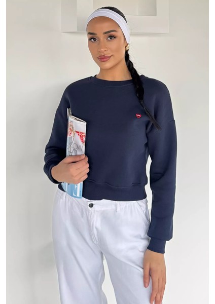 Kadın Bisiklet Yaka Kalp Nakışlı Üç Iplik Şardonlu Sweatshirt P-00018602