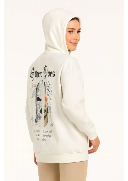 Kadın Oversize Üç Iplik Şardonlu Kapüşonlu Sweatshirt – Beyaz “other Lives” Ön ve Arka Baskılı, Kanguru Cepli, Ribanalı Rahat Kışlık Model Beyaz