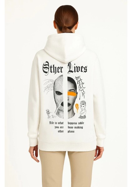 Kadın Oversize Üç Iplik Şardonlu Kapüşonlu Sweatshirt – Beyaz “other Lives” Ön ve Arka Baskılı, Kanguru Cepli, Ribanalı Rahat Kışlık Model Beyaz modelleri