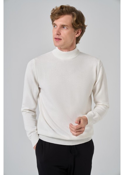 Erkek Koyu Beyaz Basic Yarım Balıkçı Yaka Dynamic Fit Rahat Kesim Triko fırsatları