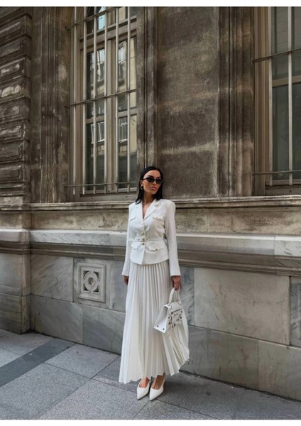 Kadın Beyaz Kemerli Blazer Ceket ve Piliseli Takım