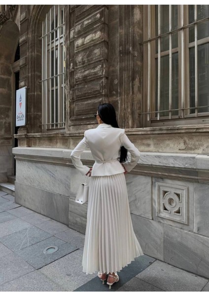 Kadın Beyaz Kemerli Blazer Ceket ve Piliseli Takım fiyatları