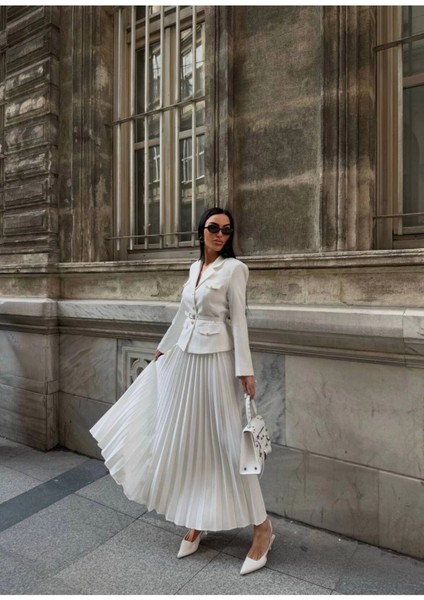 Kadın Beyaz Kemerli Blazer Ceket ve Piliseli Takım modelleri