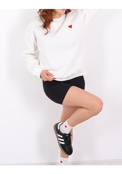 Kadın Bisiklet Yaka Kalp Nakışlı 3 Iplik Şardonlu Sweatshirt fırsatları