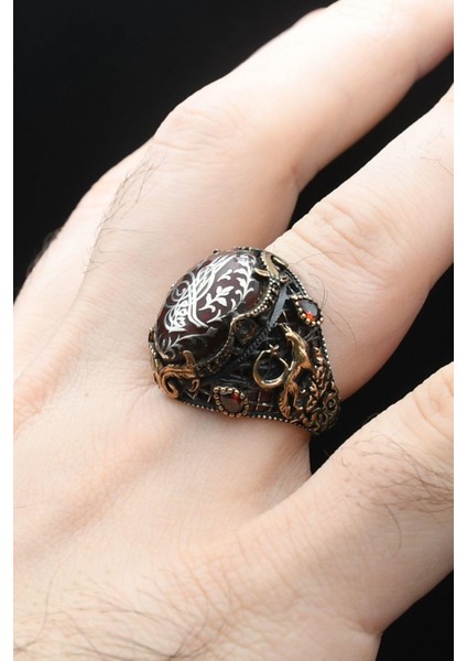 Ay Yıldızlı ve Kurt Figürlü ve Osmanlı Tuğralı Sıkma Kehribar Taşlı 925 Ayar Gümüş Erkek Yüzük 902332 indirimleri