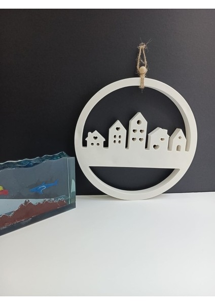 Ev Temalı Duvar Dekoru, Beyaz Renk Yüksek Kaliteli Malzeme El Yapımı Evler Temalı Yuvarlak Askılı Duvar Dekoru, Hediyelik Duvar Dekoru,Ev Dekoru (13cm)