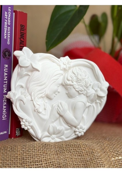 Anne ve Çocuk Sevgisi Temalı Kalp Askılı Duvar Dekoru, Beyaz Renkli Duvar Dekoru, Hediyelik Dekoratif Duvar Dekoru, Anneler Günü Duvar Dekoru, Ev Dekoru