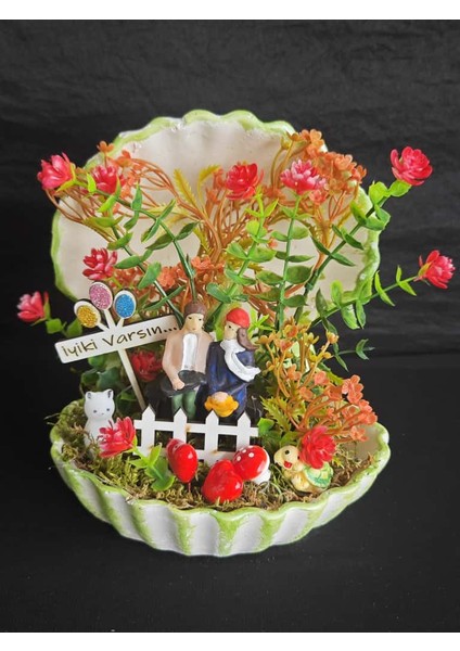 “iyi Ki Varsın” Temalı Kabuk Saksılı El Yapımı Teraryum – Tüm Özel Günler Için Anlamlı Hediye