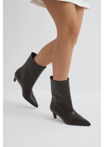 Bot 2515 - Sivri Burun Dikiş Detaylı Acı Kahve Kadın Bot