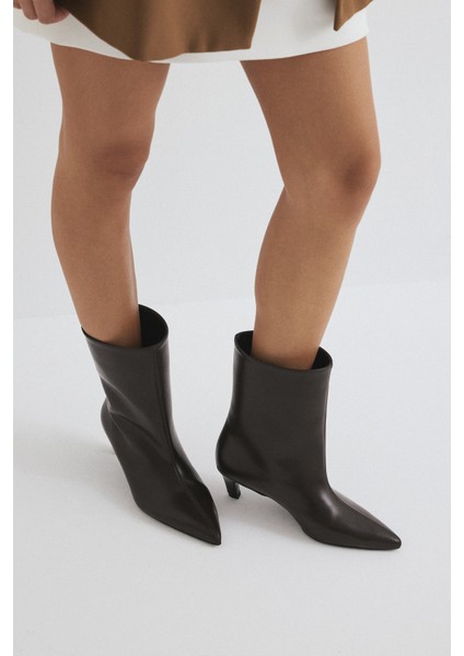 Bot 2515 - Sivri Burun Dikiş Detaylı Acı Kahve Kadın Bot