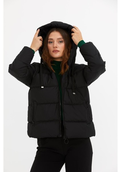 Kapüşonlu Kısa Şişme Mont M002 Siyah fırsatları