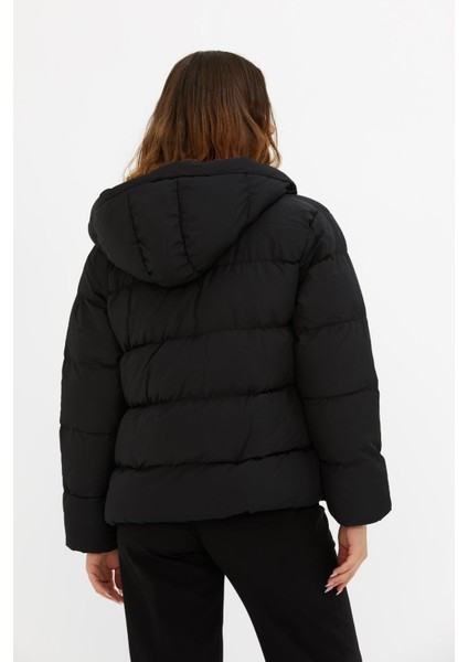 Kapüşonlu Kısa Şişme Mont M002 Siyah indirimleri