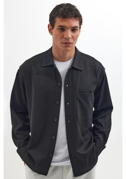 Erkek Relax Fit Rahat Kesim Uzun Kollu Düz Örme Kumaş Yandan Yırtmaçlı Siyah Gömlek