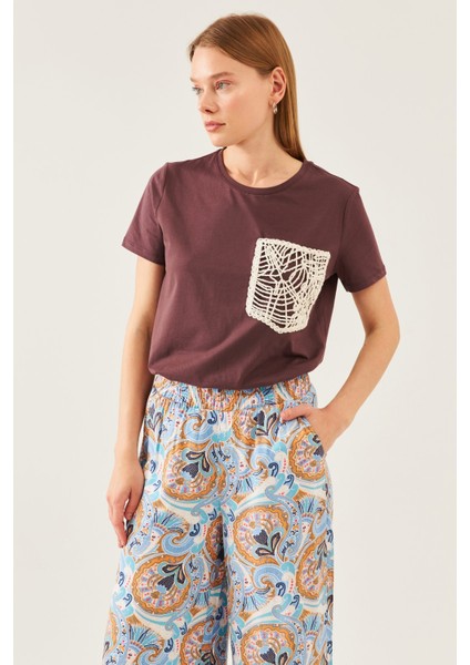 Kadın Kahverengi Cep Detaylı Yuvarlak Yaka T-Shirt
