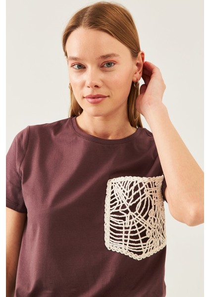 Kadın Kahverengi Cep Detaylı Yuvarlak Yaka T-Shirt fiyatları