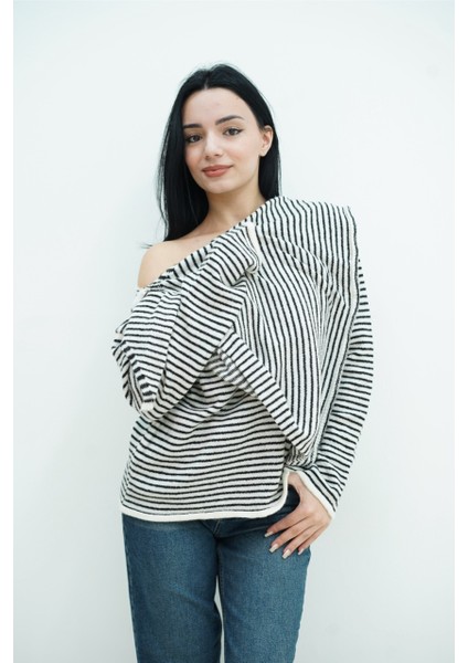 Çizgili Fular Detaylı Kazak