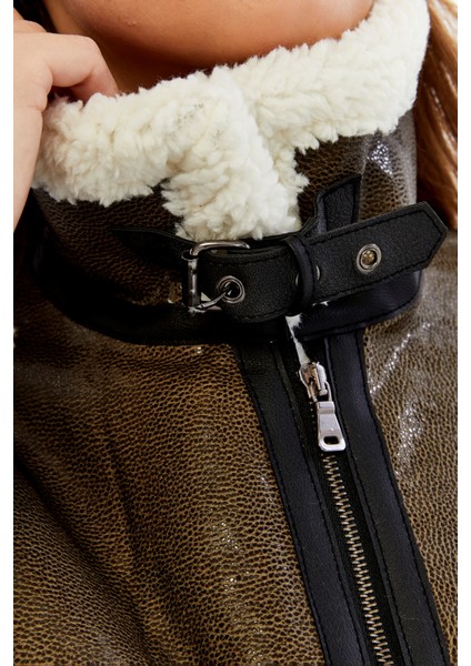 Kadın Kürklü Tokalı Yesil Kısa Crop Mont fırsatları