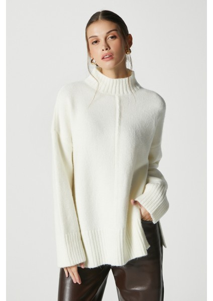 Kadın Wonder Yumuşacık Dik Yaka Ekru Yırtmaçlı Oversize Triko Kazak
