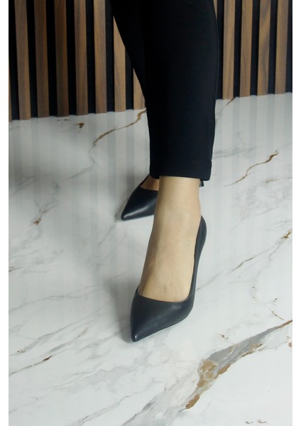 Suzanna Siyah Hakiki Dana Derisi Sivri Burun Klasik Stiletto Ayakkabı