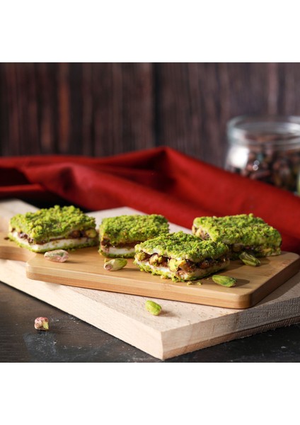 Içi Dışı Antep Fıstıklı Çikolatalı Bohça Lokum (Motif Desenli Kutu) 750G fiyatları