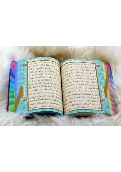 Orta Boy Renkli Kapaklı Karekodlu Kuranı Kerim (24.5CMX17CM) Seccade (67CMX122CM) Tesbih Set indirimleri
