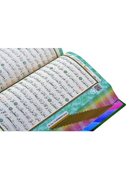 Orta Boy Renkli Kapaklı Karekodlu Kuranı Kerim (24.5CMX17CM) Seccade (67CMX122CM) Tesbih Set