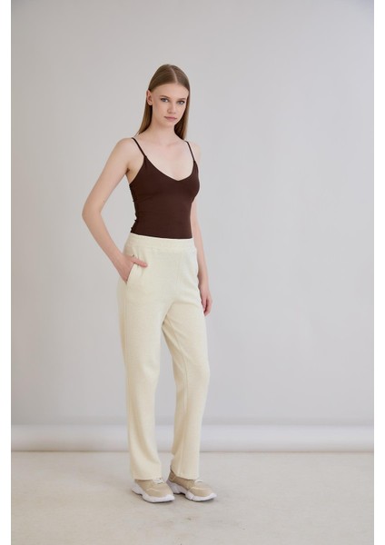 Simli Örme Regular Kalıp Boru Paça Triko Pantolon Bej fiyatları