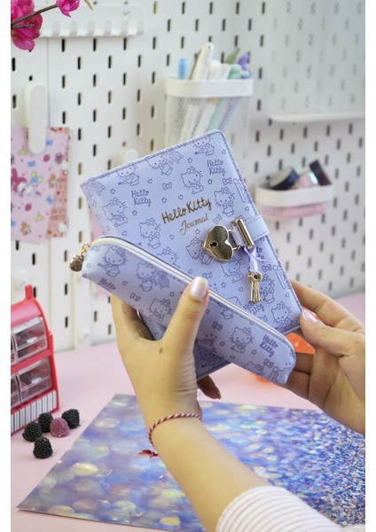 Hello Kitty Hush Hush Kilitli Defter + Vegan Deri Kalemlik Kutulu Set – 160 Yaprak, Çizgili