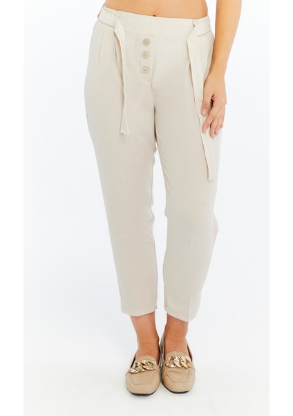 Kadın Yüksek Bel Kuşaklı Rahat Kesim Krem Pantolon – Düğme Detaylı Günlük & Şık
