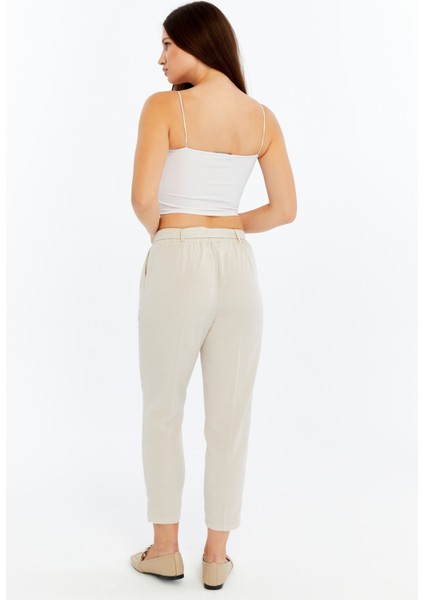 Kadın Yüksek Bel Kuşaklı Rahat Kesim Krem Pantolon – Düğme Detaylı Günlük & Şık