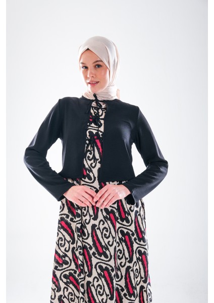 2271_KADIN Desenli Pamuk Dokuma Kolsuz Jile Elbise ve Bağcıklı Uzun Kol Siyah Ceketli Tesettür Takım modelleri