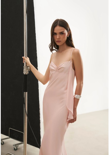 Fırfırlı Göğüs Detaylı Saten Maksi Kadın Elbisesi