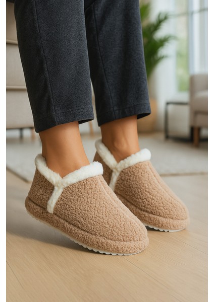 Kadın Peluş Kışlık Ev Terliği – Yumuşak, Sıcak Tutucu, Kaymaz Tabanlı Rahat Terlik