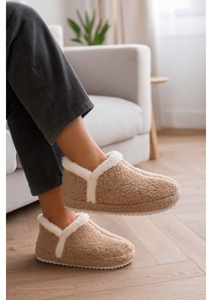 Kadın Peluş Kışlık Ev Terliği – Yumuşak, Sıcak Tutucu, Kaymaz Tabanlı Rahat Terlik modelleri