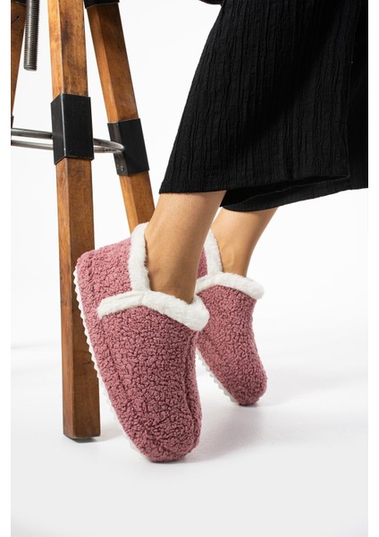 Kadın Peluş Kışlık Ev Terliği – Yumuşak, Sıcak Tutucu, Kaymaz Tabanlı Rahat Terlik fiyatları