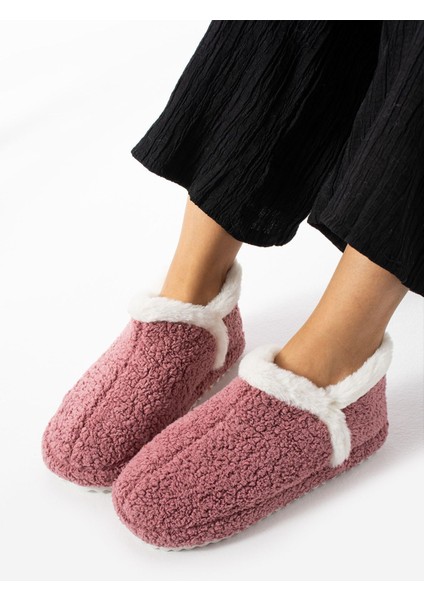 Kadın Peluş Kışlık Ev Terliği – Yumuşak, Sıcak Tutucu, Kaymaz Tabanlı Rahat Terlik modelleri