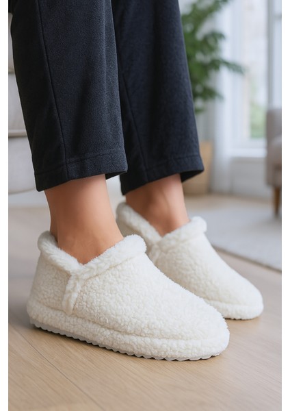 Kadın Peluş Kışlık Ev Terliği – Yumuşak, Sıcak Tutucu, Kaymaz Tabanlı Rahat Terlik