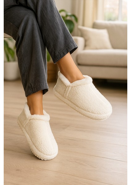 Kadın Peluş Kışlık Ev Terliği – Yumuşak, Sıcak Tutucu, Kaymaz Tabanlı Rahat Terlik modelleri