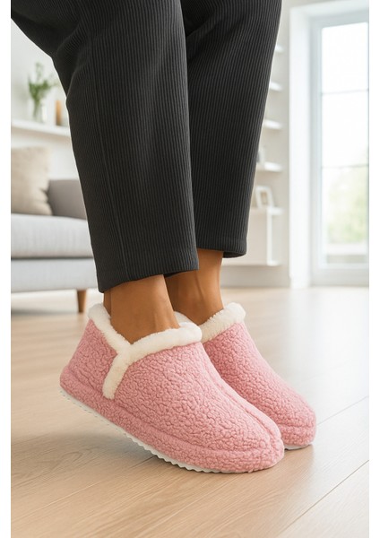 Kadın Peluş Kışlık Ev Terliği – Yumuşak, Sıcak Tutucu, Kaymaz Tabanlı Rahat Terlik