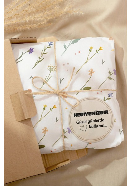 Hediyemizdir Yazılı Sticker Paketleme Kargo Ambalaj Etiketi - 4X4CM 70 Adet modelleri