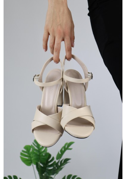 Kadın Arkası Açık Kedi Gözü Topuklu Ayakkabı fırsatları